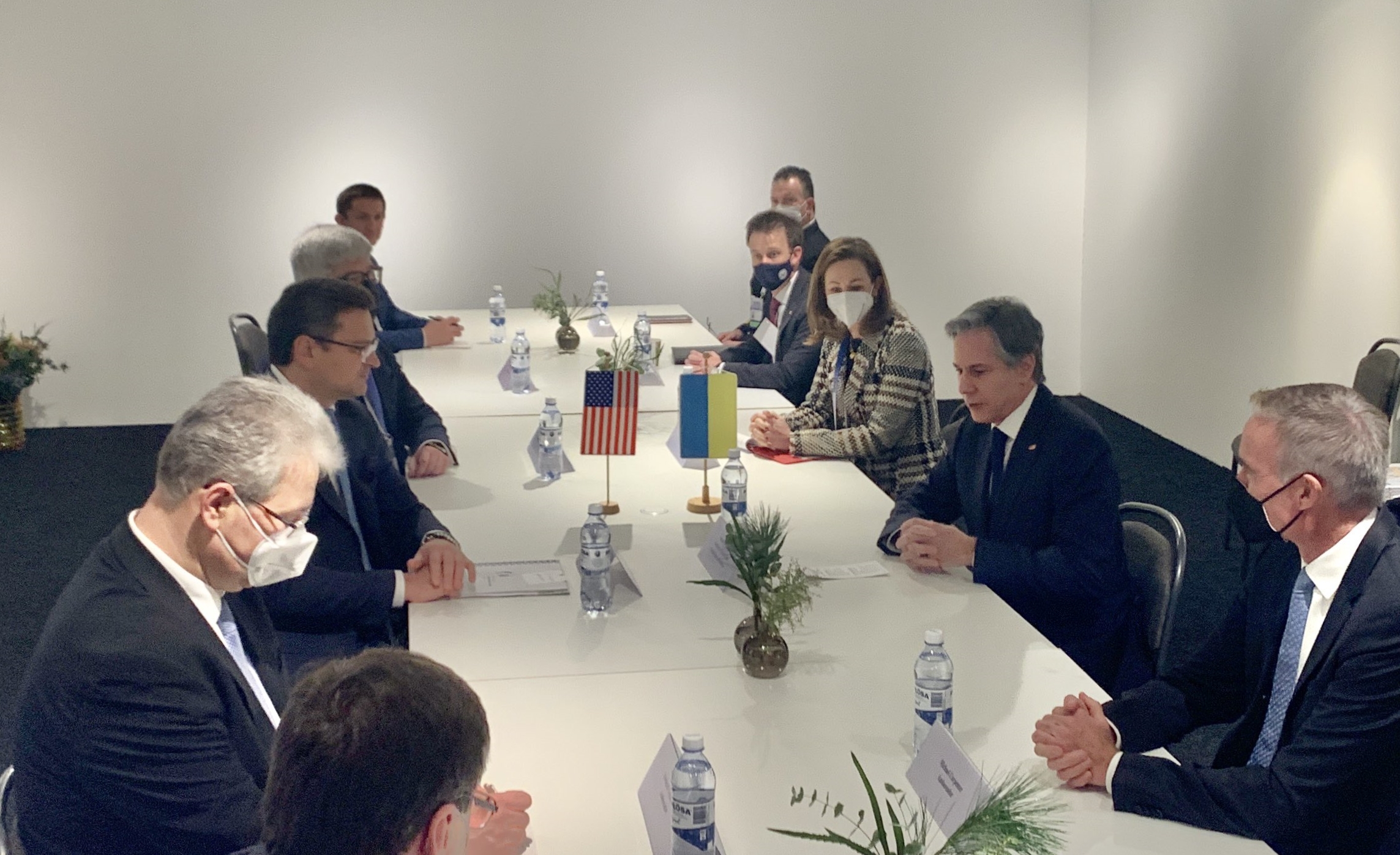 Ukrayna Dışişleri Bakanı Dmitro Kuleba (sol 2), AGİT 28. Dışişleri Bakanları Konsey Toplantısı için bulunduğu İsveç'te Amerikalı mevkidaşı Antony Blinken (sağ 2) ile görüştü. AA